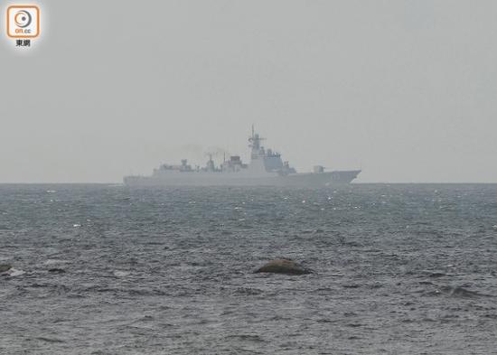 辽宁舰今晨抵达香港 市民:作为中国人好开心