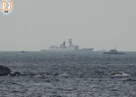 辽宁舰今晨抵达香港 市民:作为中国人好开心