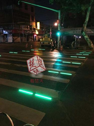 闪光变色人行横道！交警为低头族安全操碎了心