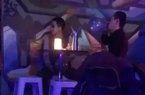 25岁留学生吸笑气瘫痪:3个月闭门不出 1天抽2箱