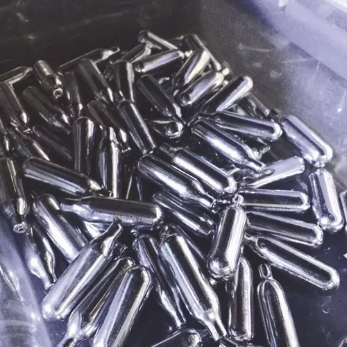 25岁留学生吸笑气瘫痪:3个月闭门不出 1天抽2箱