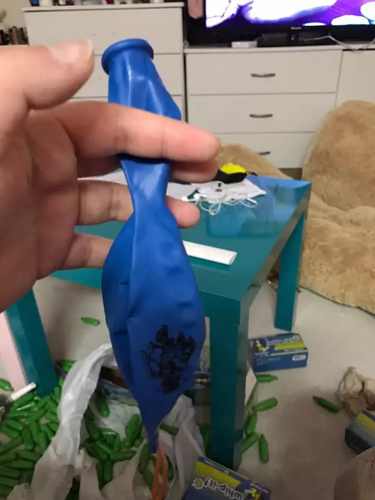 25岁留学生吸笑气瘫痪:3个月闭门不出 1天抽2箱