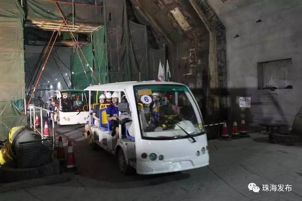 港珠澳大桥海底隧道今日贯通 提前穿越海底巨龙