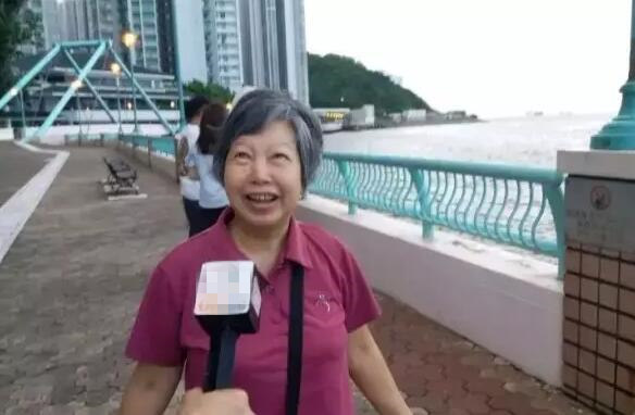 黎女士表示，对舰队访港感到高兴和光荣。