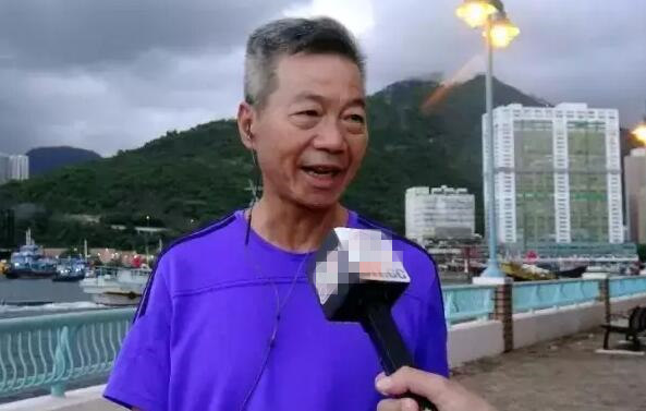 鸭脷洲居民陈先生对航母访港感到振奋。