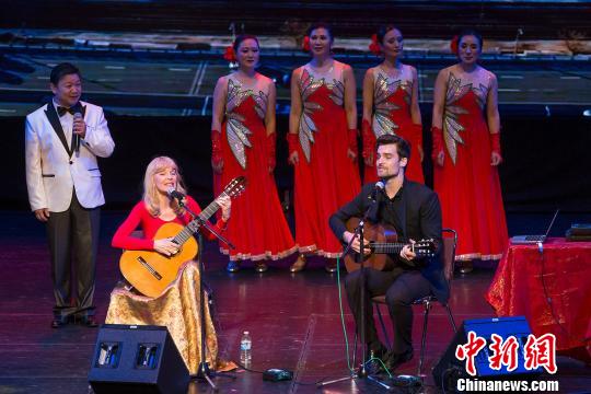 被誉为“世界古典吉他第一夫人”的加拿大吉他演奏家Liona Boyd（前左一）等在《加国颂 中华情》大型综艺晚会中献艺。（多伦多华星艺术团供图）