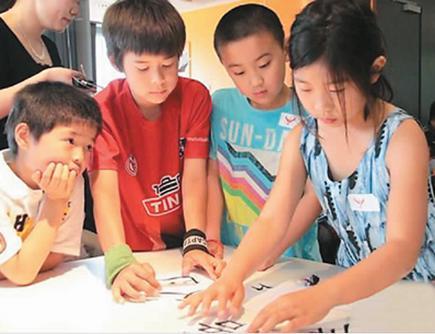 中国侨网图为挪威首都奥斯陆附近的福内布中文学校的学生们在用偏旁部首组字。张淑惠 摄 图片来源:新华网