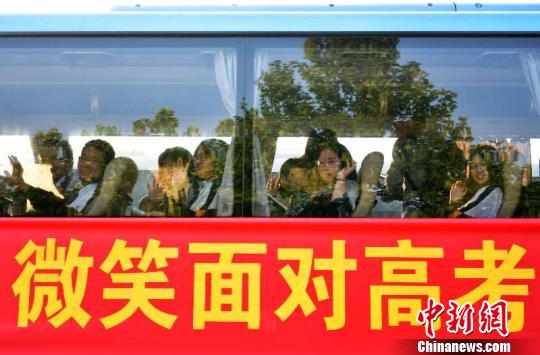 石家庄45中高考考生?！〉杂鸺?摄