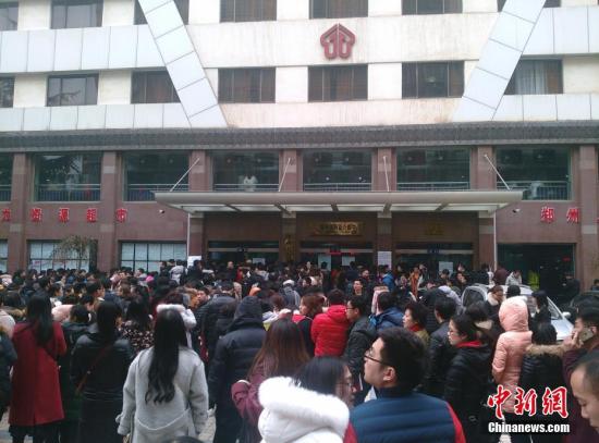 资料图：来自河南全省的上千名求职者应聘河南自贸区郑州片区综合服务中心144名窗口服务人员。 韩章云 摄