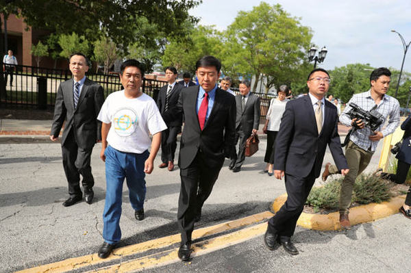 左二为章莹颖的父亲章荣高。