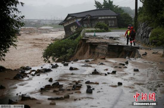 至当地时间8日，暴雨已造成16人死亡，此外仍有10多人下落不明。