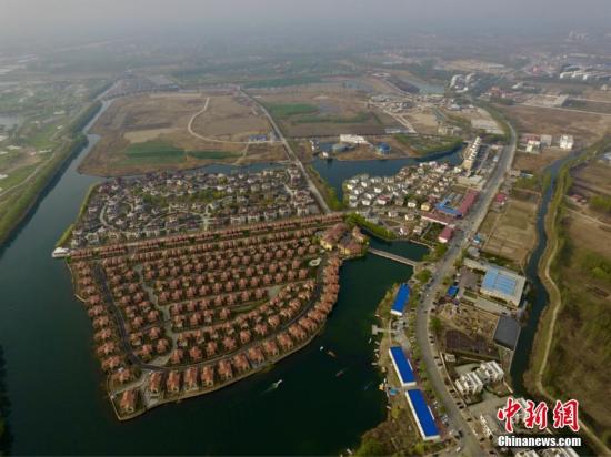 今年的清明假期期间，因“河北雄安新区”的消息，被誉为“华北明珠”的河北省白洋淀景区吸引了众多游客前来观光旅游。记者在景区雄县码头周边探访时发现，白洋淀景区已展现了迷人的秀丽景色。此时节，桃花绽放，杨柳泛青，莺飞草长，非常适宜出游踏青。有当地人表示，从这个月份开始一直到白洋淀内的荷花全部绽放，淀里的景色将会一天比一天美。张帆 摄