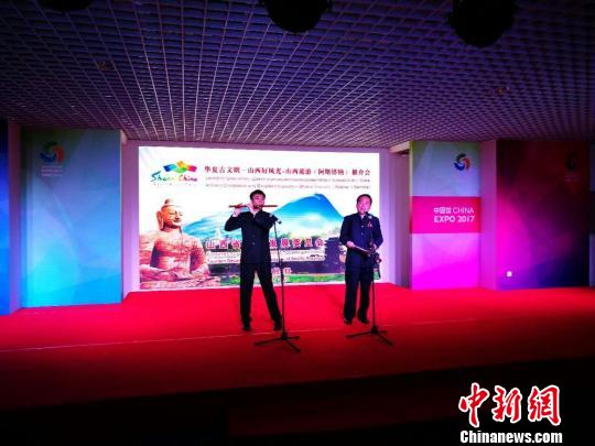 推介会上，山西展示了独具特色的戏曲表演《晋风晋韵》、唢呐表演《打枣》、剪纸、皮影、刺绣等特色工艺品展演?！」俜焦┩?摄