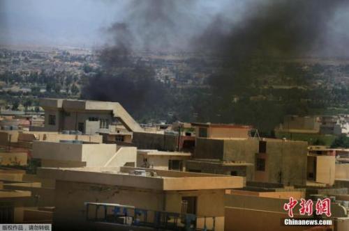 收复战期间，摩苏尔西部地区随处可见交火后留下的滚滚黑烟。