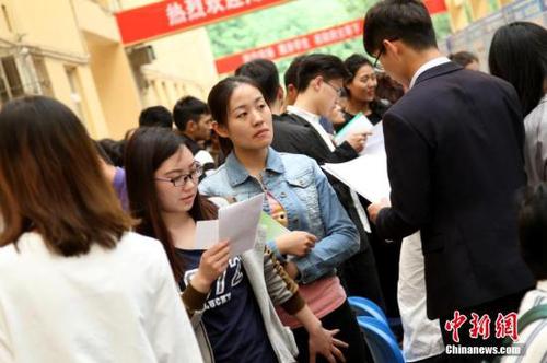 资料图：4月24日，西藏自治区2017年高校毕业生(西藏民族大学)专场招聘会在西藏民族大学举办。田进 摄