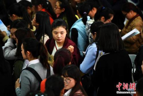 昆明多家学校招聘校长、教师 近万人求职。<a target='_blank' href='http://www.chinanews.com/'>中新社</a>记者 李进红 摄