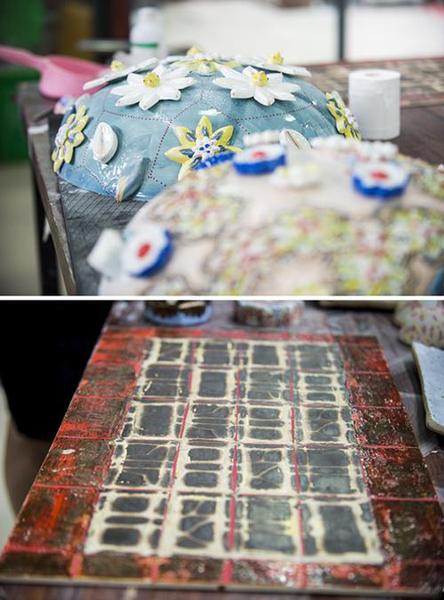 拼版照片：（摄于7月6日）上图为亚历克斯根据自己的成长经历创作的作品；下图为她受中国传统雕花门窗启发创作出的作品。