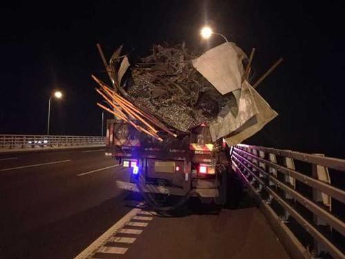 废品货车高速上一路抛洒铁钉40多公里 百辆车遭殃