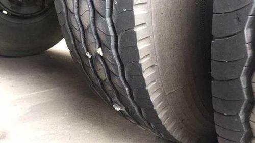 废品货车高速上一路抛洒铁钉40多公里 百辆车遭殃