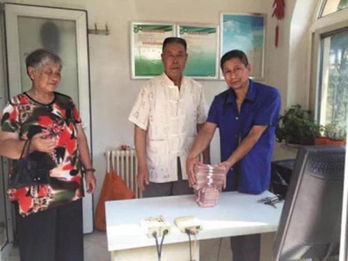 大连老两口拾废品补家用 捡15万现金还失主拒酬谢