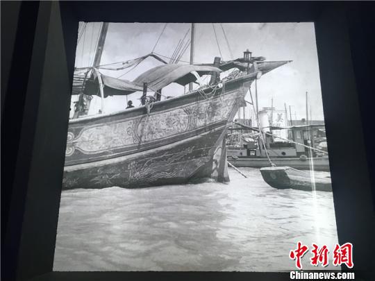 图为《丝路帆影?源自英国皇家格林威治的影像图片首展》现场 李佳赟 摄 图为《丝路帆影·源自英国皇家格林威治的影像图片首展》现场 李佳赟 摄