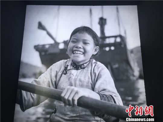 图为《丝路帆影?源自英国皇家格林威治的影像图片首展》现场 李佳赟 摄 图为《丝路帆影·源自英国皇家格林威治的影像图片首展》现场 李佳赟 摄