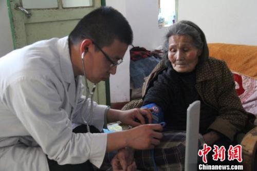 老人在接受血压检查。王子玮 摄