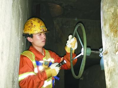 狭窄的竖井让工人汗流浃背 点击进入下一页