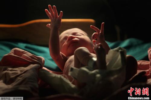 资料图片：到2011年10月底，地球总人口数将突破70亿大关。