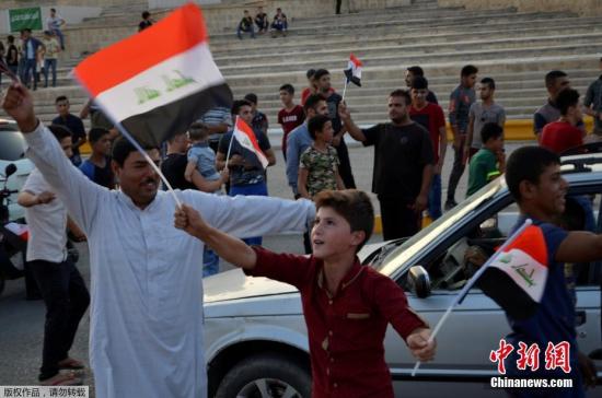 摩苏尔对IS来说具有无可比拟的重要性。这座城市的收复，也被各界视为剿灭伊拉克IS的“收官之战”。图为摩苏尔民众走上街头，庆祝胜利。