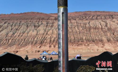 资料图：新疆吐鲁番持续出现高温天气，最高气温达48摄氏度，地表高达88摄氏度。 图片来源：视觉中国 