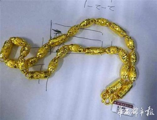 四川一肥胖男子抢夺金项链 跑出百米后累瘫在交警面前