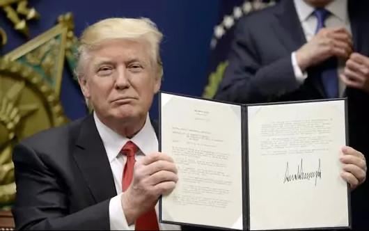特朗普签署“移民禁令”(资料图)