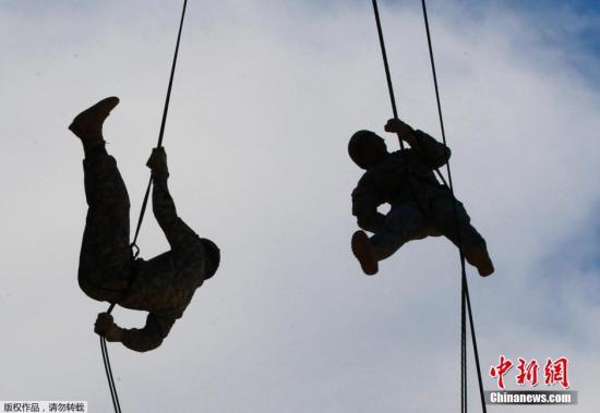 当地时间2014年9月18日，韩国京畿道东豆川，驻韩美军第2师团在美军营地举行空中强攻训练。