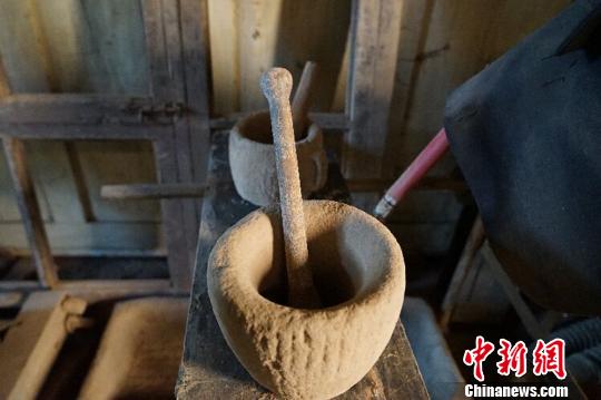 何世前收藏的“老物件”?！〕滤?摄