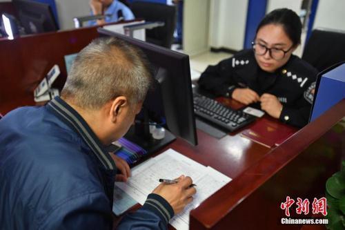 资料图：民众现场办理居住证。 中新社记者 崔楠 摄