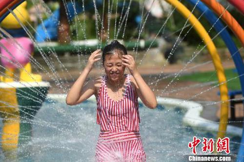 重庆发布“高温橙色预警”信号 市民水中纳凉战高温。陈超 摄
