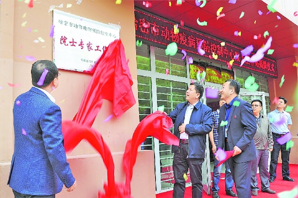 5月12日，哈密市动物疫病预防控制中心“院士专家工作站”揭牌，这是全疆首个畜牧兽医行业的院士工作站，也是河南援疆的又一重要成果。 该工作站是河南省农业科学院动物免疫学重点实验室张改平院士研究团队在哈密开展工作的一个平台，为当地畜牧兽医工作提供技术支持和业务指导（资料片）。