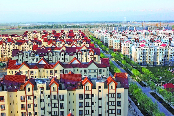 新疆生产建设兵团第五师八十九团楚星苑和荆楚苑居民小区外景。这些由湖北省荆州市对口援建的重点民生项目，成为八十九团城镇建设中一道亮丽的风景线（资料片）。