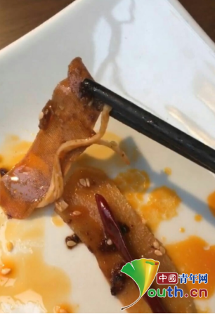 女子火锅店接连吃出创可贴 药监局称“第一次见”