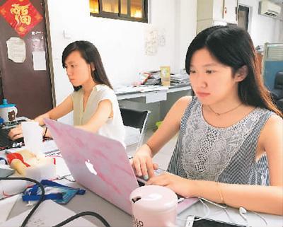 中国侨网图为作者黄诗雅（左）、陈颖妍与受访者沟通，了解在内地求学、打拼的香港青年的那些事儿（照片由作者提供）