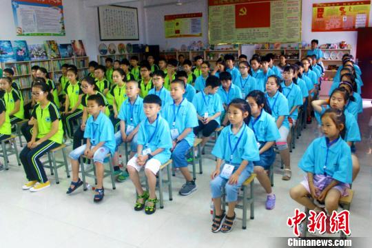 9日，由中国侨联主办、安徽省侨联承办的“亲情中华?美好安徽”夏令营安徽歙县营开营，来自新西兰、澳大利亚、西班牙、意大利、柬埔寨的40名华裔学生参加。　谷新　摄