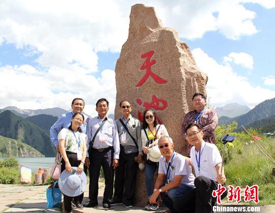 图为华教代表在天山天池留影。　张庆伟 摄