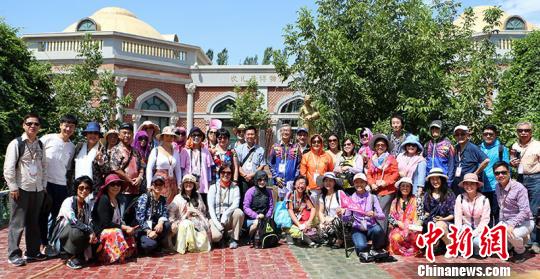 图为华教代表在坎儿井景区内合影留念?！」⒌さ?摄