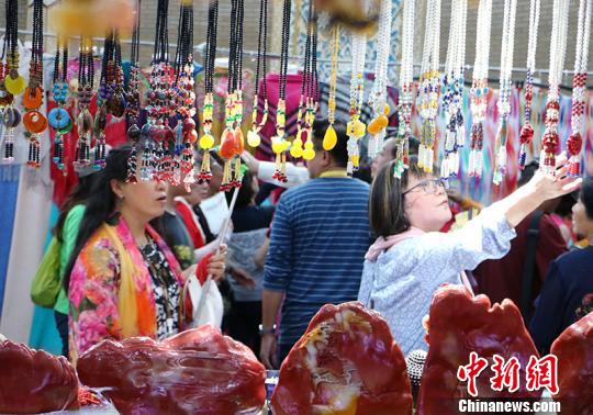 图为华教代表在观看民族特色工艺品。　耿丹丹 摄