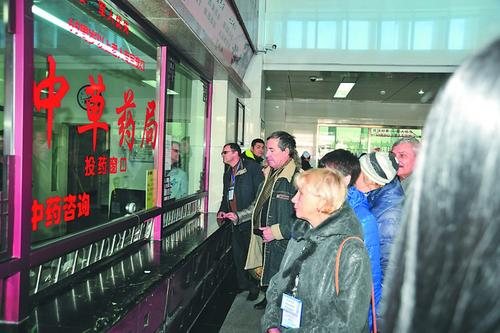 中国侨网俄罗斯老人来黑河体验中医的神奇。（蒋国红 摄）