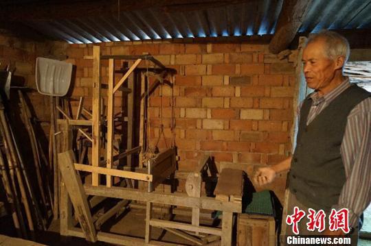     甘肃庆阳市西峰区温泉镇何坳村的何世前老人家中收藏农具200余件?！〕滤肌∩? style=