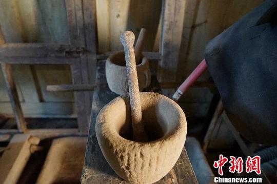 何世前收藏的“老物件”?！〕滤?摄