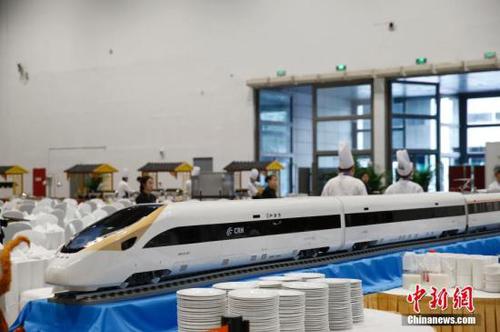 5月14日，“一带一路”国际合作高峰论坛新闻中心餐厅的高铁布景。<a target='_blank' href='http://www.chinanews.com/'>中新社</a>记者 杜洋 摄