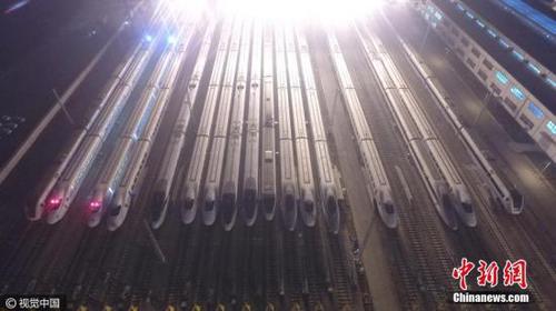 2017年2月6日，重庆，每天早上零点2点后，所有的动车都要入库检修，以保障着春运的安全。 图片来源：视觉中国